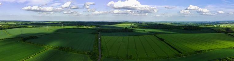 imagens aéreas e vista de alto ângulo do campo britânico, imagens do drone foto