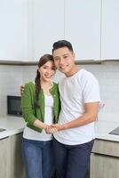casal jovem romântico cozinhando juntos na cozinha, se divertindo juntos. foto