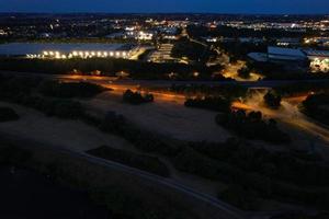 vista aérea noturna das autoestradas britânicas com estradas iluminadas e tráfego foto