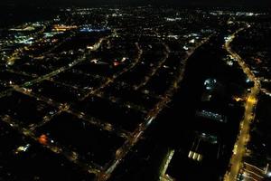 bela vista aérea da cidade britânica à noite foto