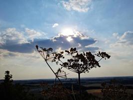 nuvens dramáticas e céu em dunstable downs da inglaterra reino unido foto