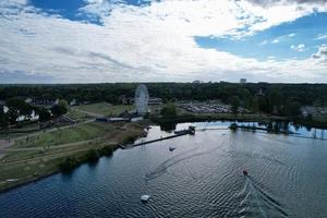 belas imagens da câmera do drone aéreo de willen lake and park, localizado em milton keynes, inglaterra. as pessoas estão desfrutando no lago em um dia quente e ensolarado de verão foto