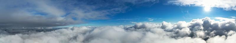 mais bela vista aérea de nuvens pela manhã foto