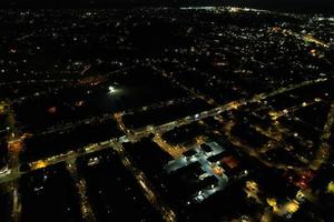 bela vista aérea da cidade britânica à noite foto