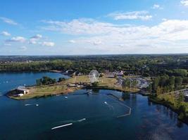 belas imagens da câmera do drone aéreo de willen lake and park, localizado em milton keynes, inglaterra. as pessoas estão desfrutando no lago em um dia quente e ensolarado de verão foto