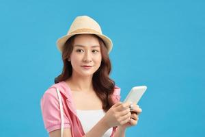 garota atraente com telefone inteligente nas mãos, verificando e-mail, usando internet 5g, digitando sms foto