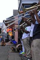 nova orleães, louisiana, estados unidos, 2018 - músicos de jazz tocando no bairro francês de nova orleães, louisiana, com multidões e luzes de neon ao fundo. foto