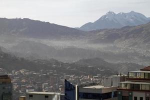 la paz, bolívia, 2016 - nevoeiro sobre as montanhas que cercam a cidade de la paz, bolívia foto