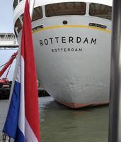 rotterdam, holanda, 2019 - aproximando-se do navio a vapor ss rotterdam - um antigo navio de cruzeiro da linha holland-america - via ferry boat. foto
