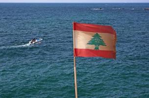 bandeira libanesa acenando na costa de beirute, líbano foto