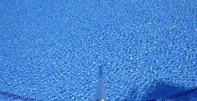ondulações na superfície de uma piscina ao ar livre em um dia ensolarado foto
