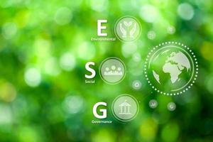 negócios sustentáveis ou fundo de negócios verdes com conceito de ícone esg para ambiental, social e governança em sustentabilidade e negócios éticos na conexão de rede em um fundo verde foto