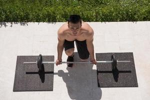 homem fazendo exercícios matinais foto