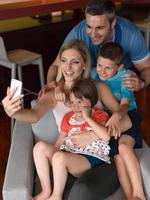 família se divertindo em casa foto