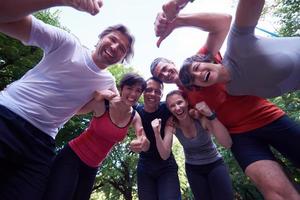 grupo de pessoas correndo se divertir foto