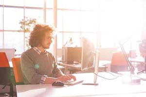 jovem empresário usando computador no trabalho foto