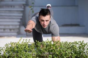 homem fazendo exercícios de ioga matinais foto