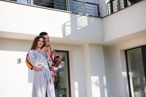 jovem casal lindo em roupões de banho foto