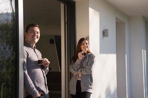 casal desfrutando na porta de sua casa de luxo foto