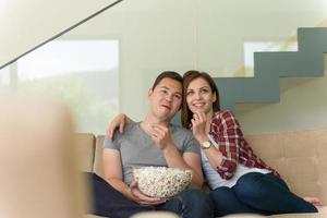 jovem casal bonito aproveitando o tempo livre foto