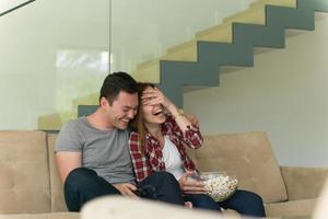 jovem casal bonito aproveitando o tempo livre foto