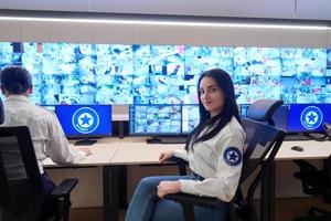 retrato de operador feminino em uma sala de controle do sistema de dados de segurança foto