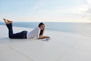 jovem mulher relaxada em casa foto