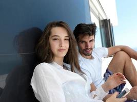 jovem casal fazendo selfie juntos em casa foto