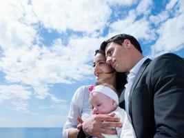 família jovem feliz em casa foto