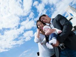 família jovem feliz em casa foto