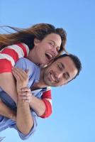 feliz casal romântico jovem se divertir relaxar foto