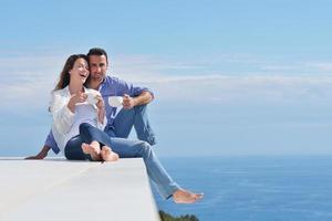 feliz casal romântico jovem se divertir relaxar foto