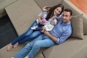 família jovem feliz em casa foto