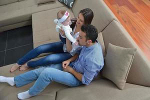 família jovem feliz em casa foto