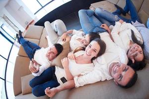 grupo de amigos relaxa em casa foto