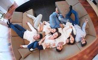 grupo de amigos relaxa em casa foto