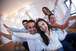 grupo de amigos tirando selfie foto