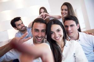 grupo de amigos tirando selfie foto