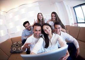 grupo de amigos tirando selfie foto