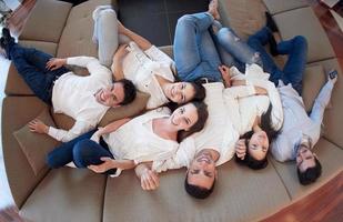 grupo de amigos relaxa em casa foto