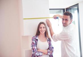 casal reformando casa foto