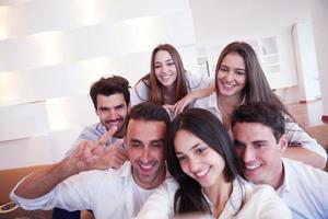 grupo de amigos tirando selfie foto