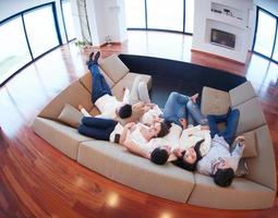 grupo de amigos relaxa em casa foto