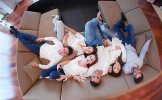 grupo de amigos relaxa em casa foto