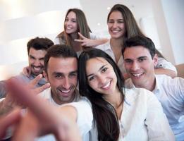 grupo de amigos tirando selfie foto