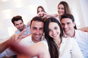 grupo de amigos tirando selfie foto