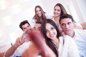 grupo de amigos tirando selfie foto