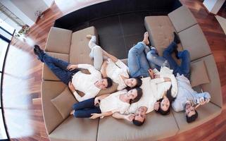 grupo de amigos relaxa em casa foto