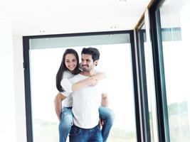 feliz jovem casal romântico se divertir e relaxar em casa dentro de casa foto