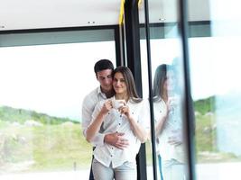 relaxet jovem casal bebe primeiro café da manhã foto